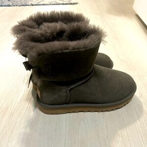 UGG grey fur lined boots woman’s size 6